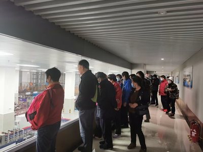 龍?zhí)侗崩锷鐓^(qū)組織參觀現(xiàn)代化工廠 感受工商業(yè)發(fā)展變化