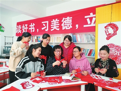 非遺剪紙進(jìn)社區(qū)